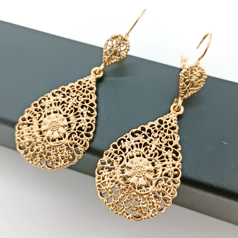 Marokkaanse Bruiloft Sieraden Set Bruids Haar Sieraden Metalen Golvend Draad Hanger Ketting Hollow Bloem Oorbellen Voor Vrouwen