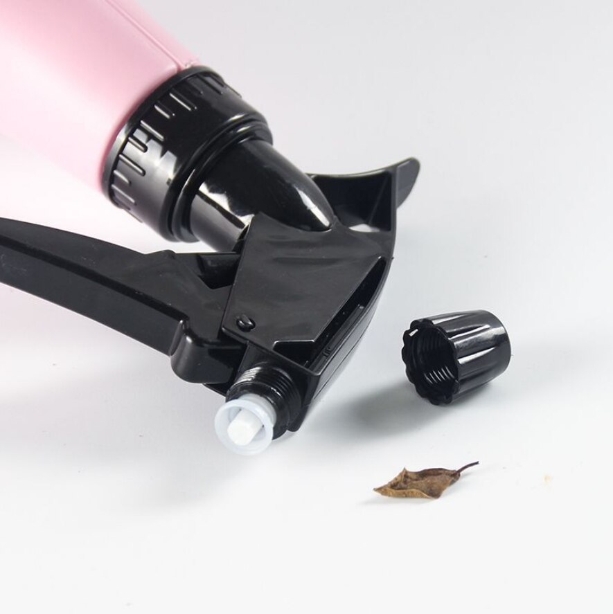 Plastic waterspuitfles bloemen schoonmaken planten water geven uk leeg gereedschap tuin