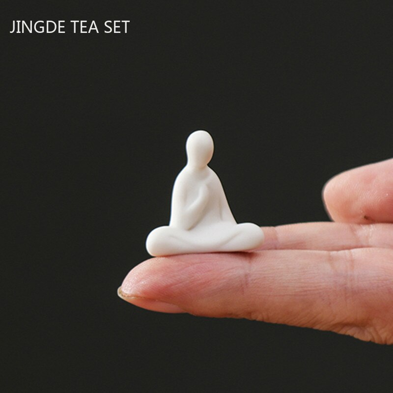 Chinesisch Weiß Porzellan Tee Haustier Mini Fingerspitze Buddha Mönch Statue Ornamente handgefertigt Keramik Kunsthandwerk Heimat Tee einstellen Dekoration