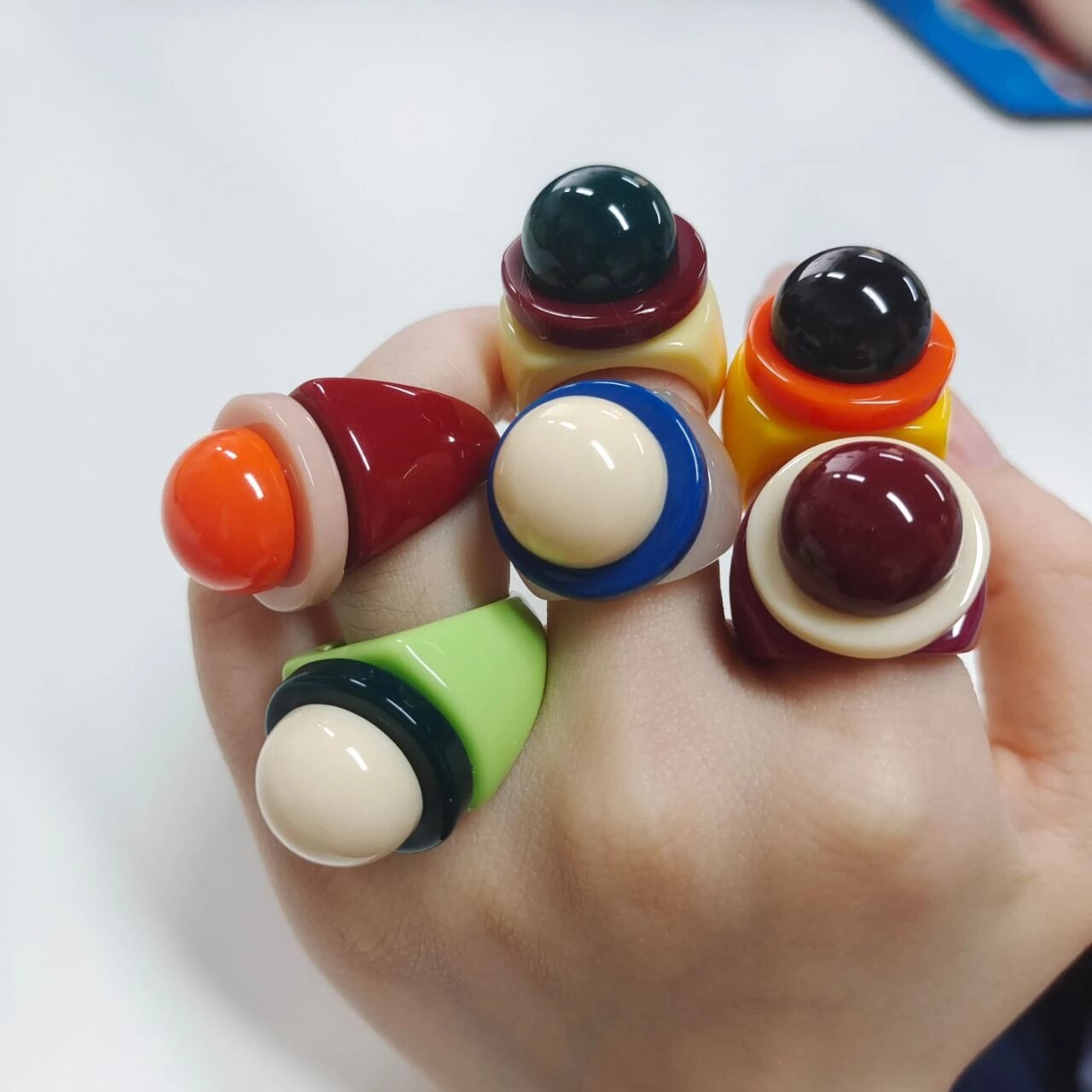 Kontrastreiche, farbenfrohe, geometrische, runde acrylringe, niedliche keroa-schmuckstücke für frauen und mädchen, reiseschmuck von huanzhi
