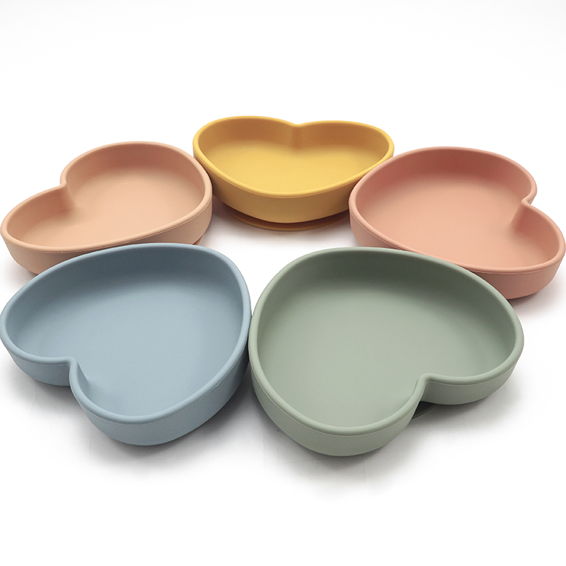 Plato de cena en forma de corazón con succión, juego de alimentación para bebé, cuchara de silicona pura, fácil de limpiar, sin BPA, para Baby Shower, novedad de 2022