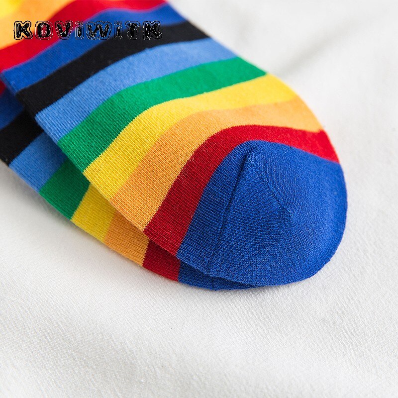 Värikkäät sateenkaari puuvillasukat lyhyet naiset raidallinen punainen sukka hauska harajuku talvi college naiset urheilu naisten nilkka sox
