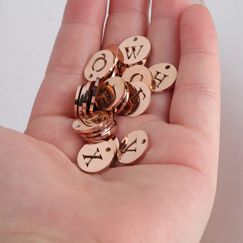 Venda mista 10 pçs redondo oco A-Z 26 letra alfabeto pingente espelho de aço inoxidável diy pequenos encantos jóias acessório: rose gold