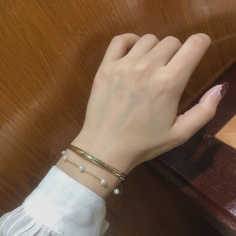 Trendiges armband aus metall, beliebter stil, goldplattiert, mit simulierten runden weißen perlen, kette für damen