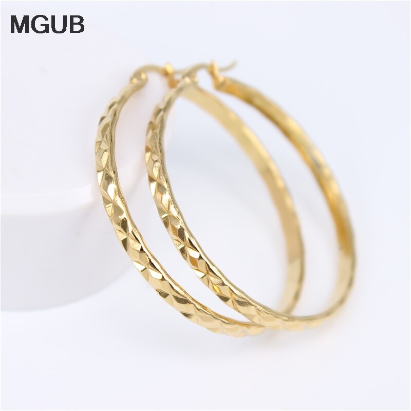 MGUB or couleur/argent couleur lisse acier inoxydable populaire femme oreille bijoux lisse réfléchissant plan simple anneau suspendu LH154