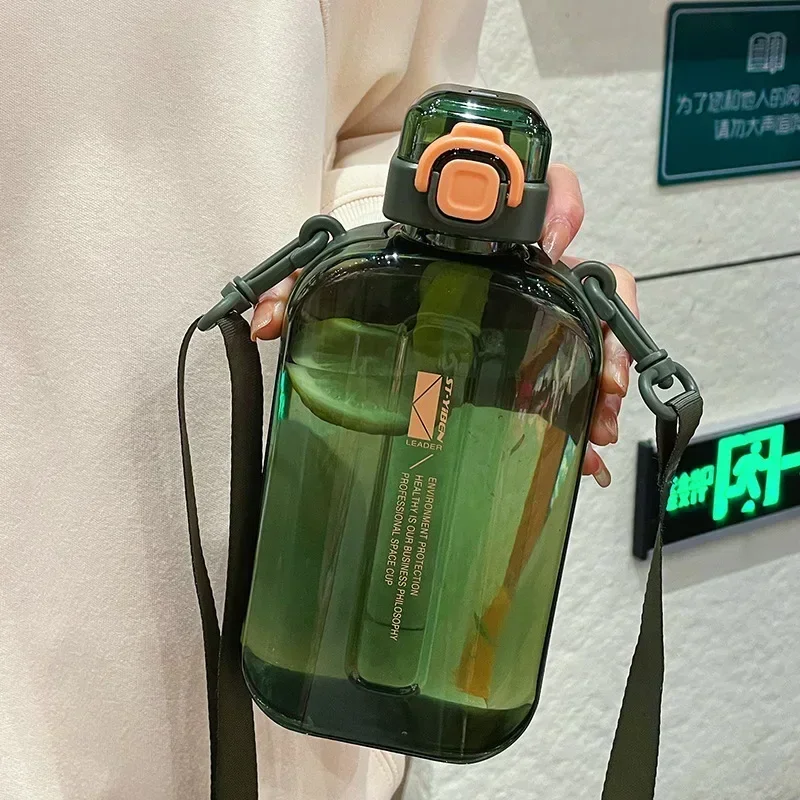 Botella de agua transparente cuadrada y plana, cantimplora de viaje portátil con correa ajustable, botella delgada para deporte y Camping