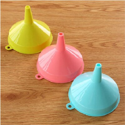 Acessórios de cozinha funil plástico hangable funil para ferramentas de cozinha funil mini distribuidor distribuição óleo gadgets cozinha: Large Random Colors