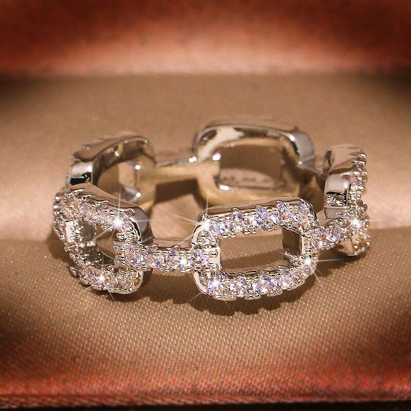 Luxus Weibliche Weiß Kristall Stein Ring Charme Silber Farbe Hochzeit Ringe Für Frauen Jahrgang Platz Hohlen Dünne Engagement Ring
