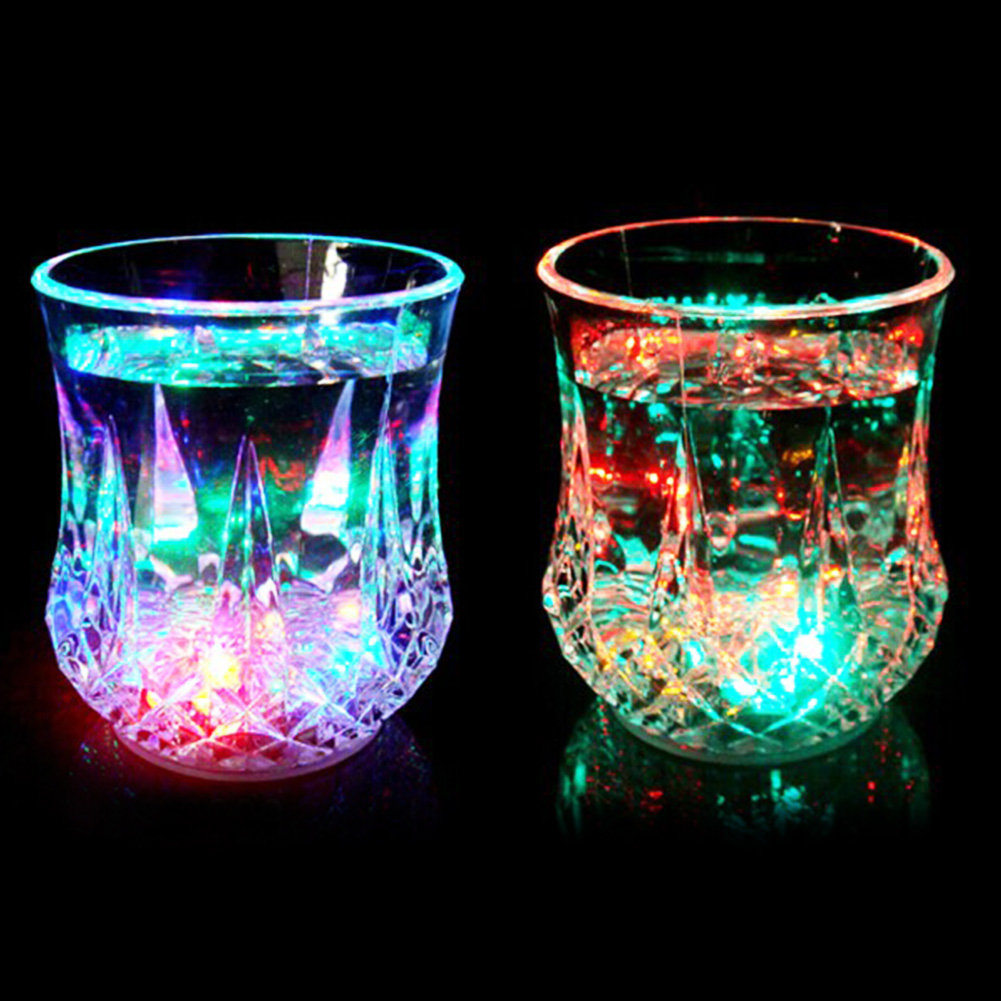 Led glödande vin whiskykopp blixtljus glas mugg bar fest dryck natt dricka kopp färgrik kopp födelsedag special