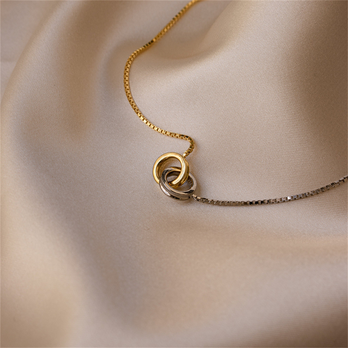 Anneau éternel en acier titane, haute rétention de couleur, épissage asymétrique, chaîne de cou, boucle courte, collier imbriqué rétro