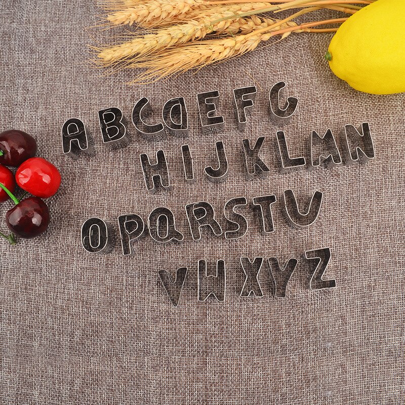 Set van 26 roestvrijstalen koekjesvormen met engelse letters, koekjes, fruit, groente en bakgereedschap.