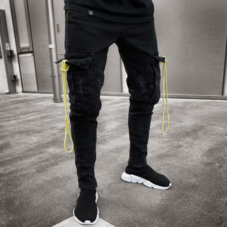 modelo Pantalones vaqueros negros para hombre, Pantalones vaqueros multibolsillos, Pantalones vaqueros rotos góticos negros para hombre