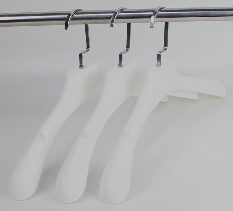 Cabide plástico branco grosso da roupa do ombro largo para o vestuário e a pele dos revestimentos (8 peças/lote)