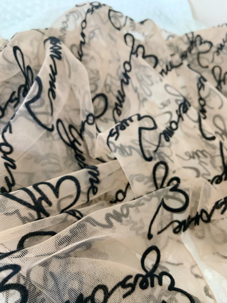 1 yard broderet tyl mesh blonde stof med fløjl ord stretchy nude tan tyl blonde stof med script øjne på mig