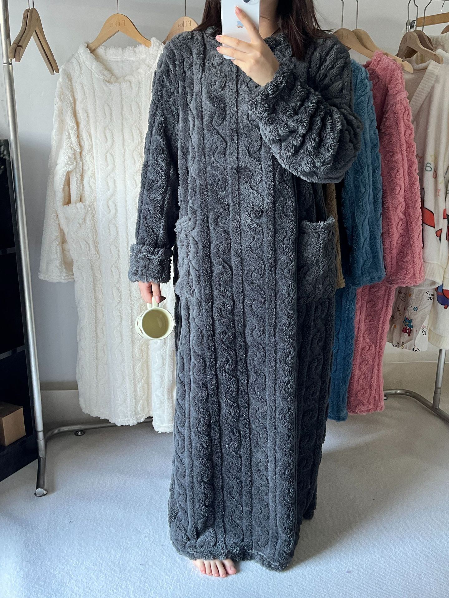 Bathrobe Woman Shower Autumn and Winter Thickened Coral Velvet Jacquard Sleeping Gown Long Section Solid Colour Warm Bath Robe: S / black