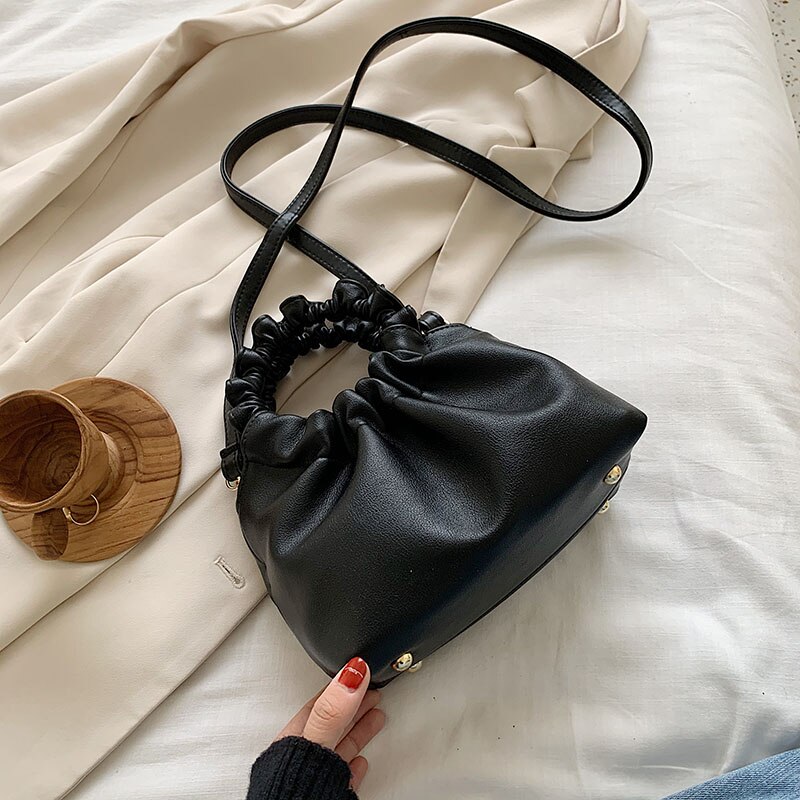 Damehåndvesker sommerhåndvesker til kvinner fast ruched wristlets kvinnelige mini pu lær skulderveske totes: Svart
