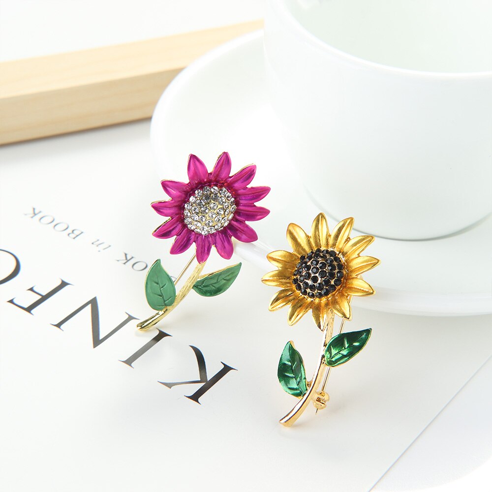 1Pcs Zonnebloem Emaille Broche Delicate Geel Paars Elegante Vrouwen Meisjes Strass Revers Pin Kleding Accessoires Sieraden