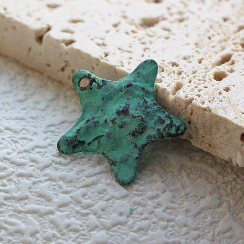 Een Stuk Handgemaakte Groene Patina Charme-Varieert Vormen En Grootte (Pta-C)