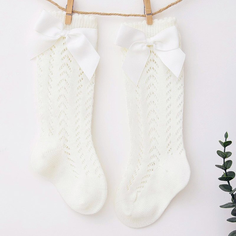 Chaussettes mignonnes pour bébés filles, chaussettes respirantes à trous pour enfants, chaussettes hautes à nœud papillon, chaussettes de sol longues de couleur unie pour nourrissons: beige