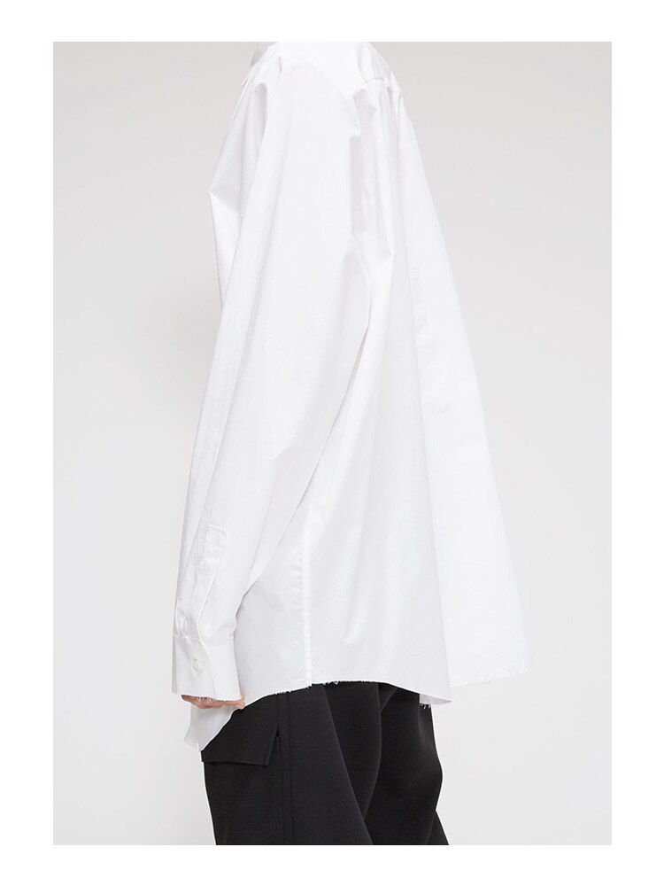 Heren en dames halflang profiel gerafeld wit overhemd niche merk los en eenvoudig overhemd