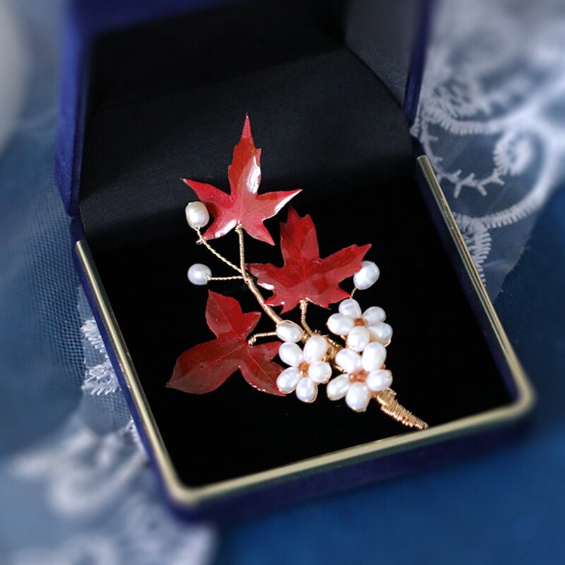 Coeufuedy Barocke Perle Brosche Süßwasser Perle Broschen Für Frauen Partei Natürliche Red Maple Leaf Brosche Handgemachten Schmuck: BR038