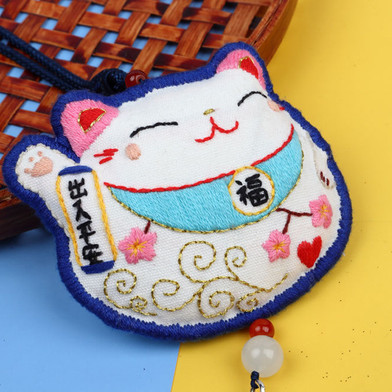 Hecho a mano diy Ping An Fu amuleto hecho a mano bordado gato de la suerte coche bolso para colgar bolsita paquete de material de tela