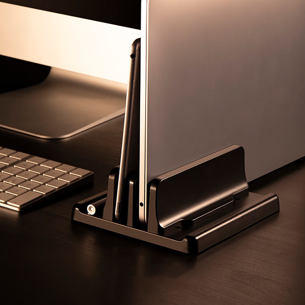 Platzsparender, vertikaler laptopständer aus rutschfestem kunststoff mit verstellbarer dockingstation und zwei universellen steckplätzen für den desktop.