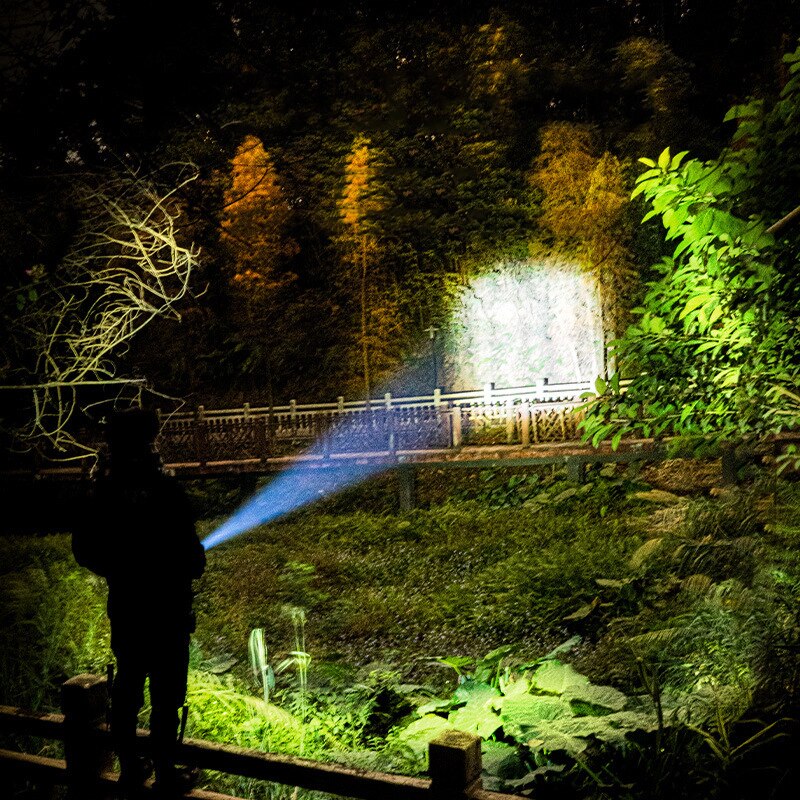 Linterna de luz potente recargable con Zoom, luz gigante brillante de xenón, fuerzas especiales para el hogar, exterior, portátil, Led luminosa