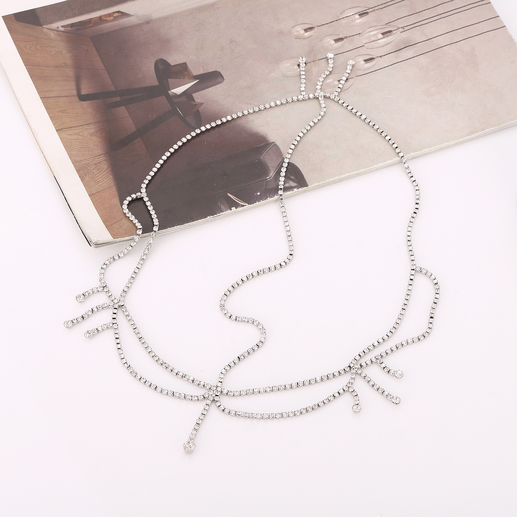 Haaraccessoire met meerdere lagen strass-steentjes en franjes.: Zilver