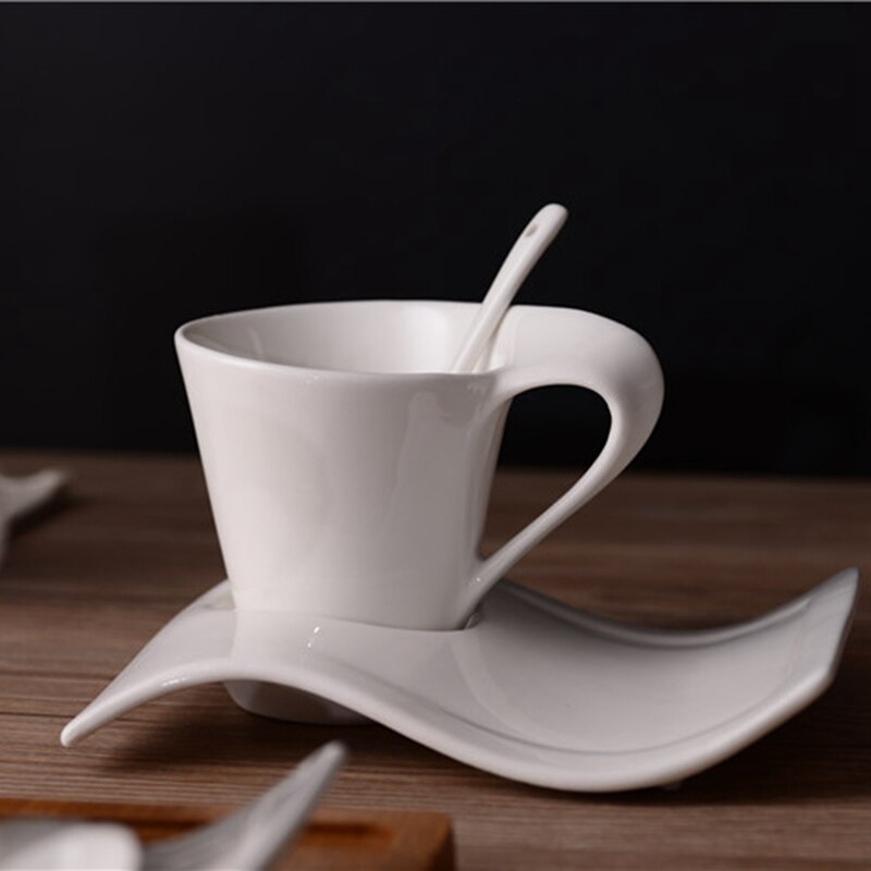 Vågkeramik snygg kaffekopp och tefatuppsättning europeiskt litet lyxigt par 200 ml kaffekopp