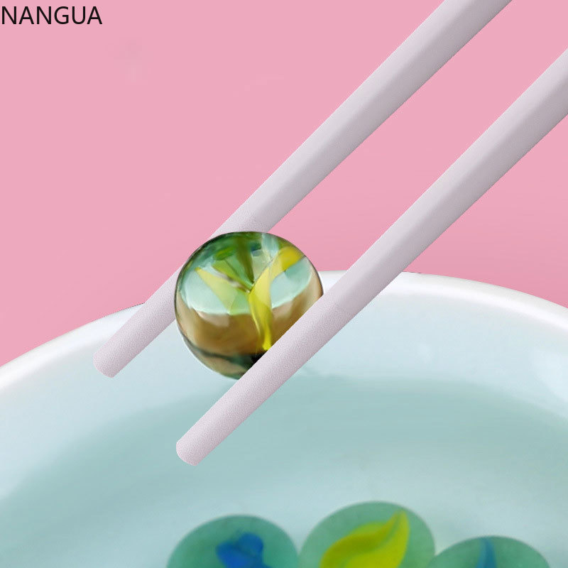 Un paio di bacchette in fibra di vetro colore ambra colore caramella bacchette giapponesi antiscivolo bastoncini per Sushi a prova d'umidità creativi