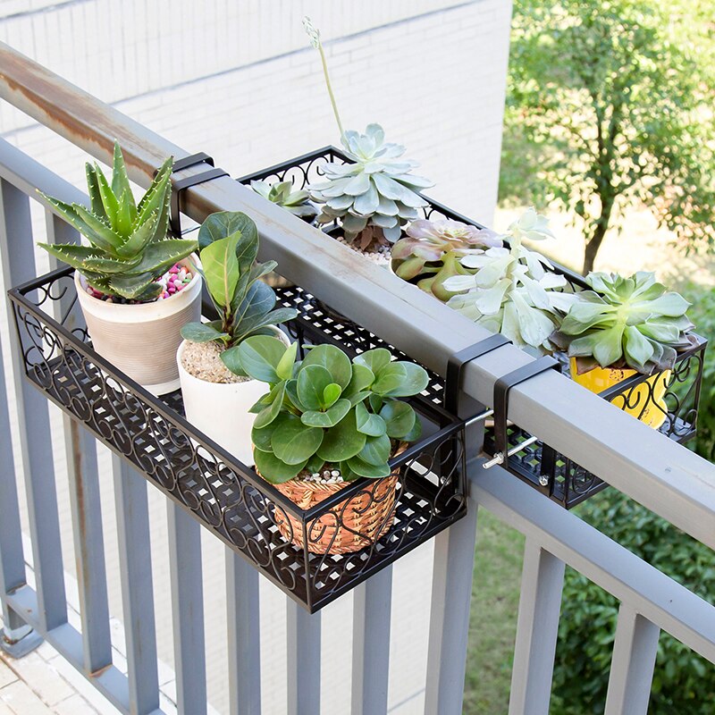 Europæisk balkon blomsterstand jern gelænder flerlags hængende urtepottestativ væghæng grøn radise kødstativ