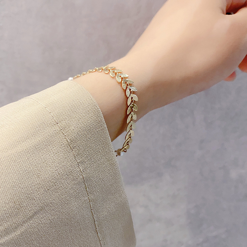 Abito a tre pezzi piccolo design senso grano Spike collana di perle orecchini bracciale set brezza fredda semplice Internet gioielli famosi