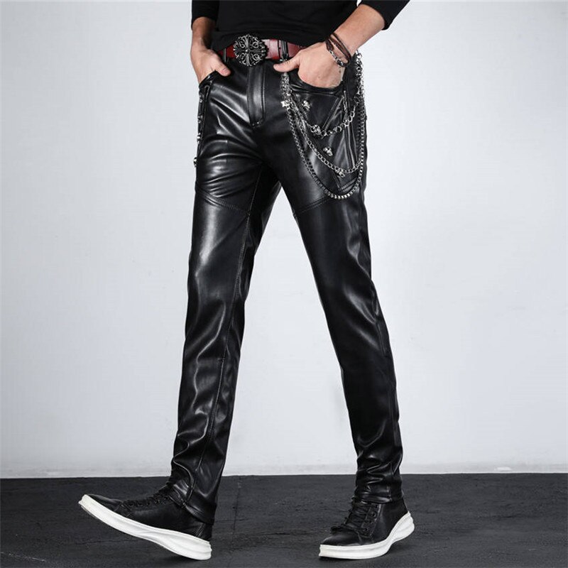 Idopy Mens Koreaanse Gothic Punk Party Kostuum Faux Lederen Broek PU Met Ketting Dans Zwart Lederen Broek Mannelijke