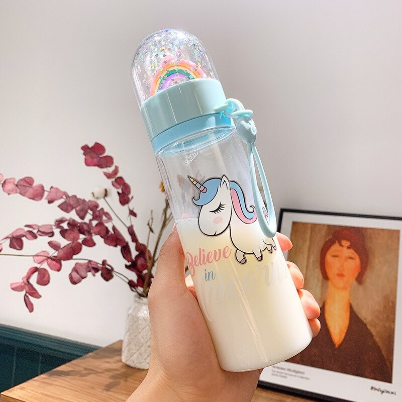 Botella de agua de plástico de color arcoíris con dibujos de unicornios, divertido, creativa, taza de agua para niños, a prueba de gotas