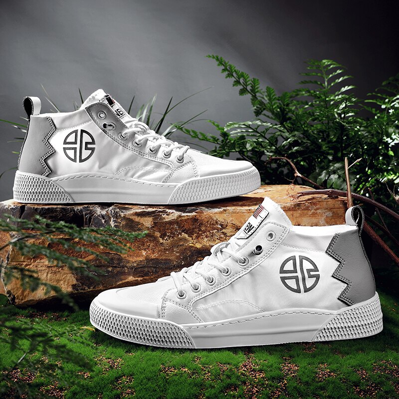 Sommar andas små vita skor herr high top board skor herr fashionabla och mångsidiga koreanska fritidsskor för män