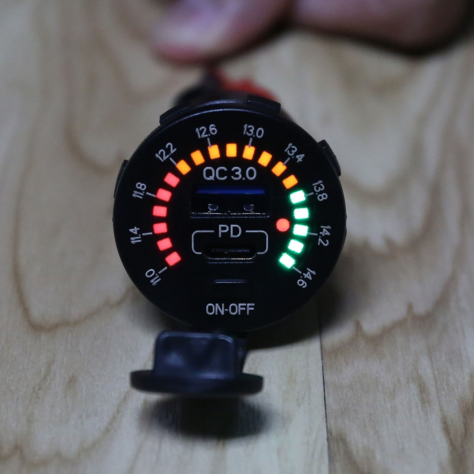 Wasserdichter kfz-ladeadapter mit 12v schnellladeanschlüssen ,  qc3.0 usb-anschlüssen und 18w typ-c-pd-anschlüssen, led-voltmeter und ein-/ausschalter für suv, motorrad, boot