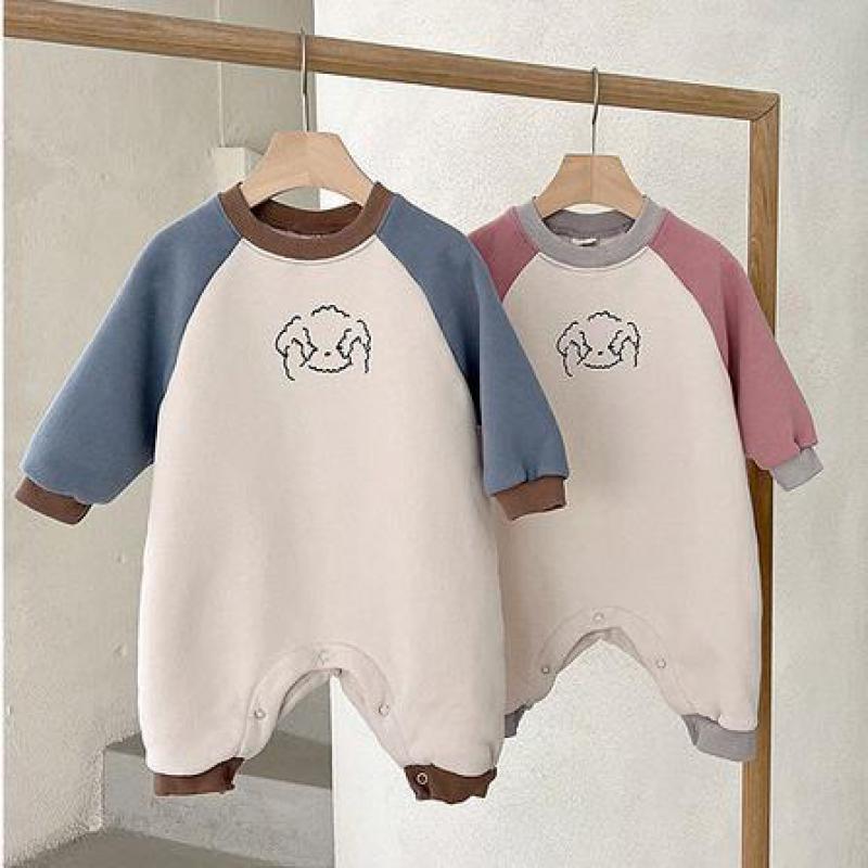 2022 , farblich abgestimmter herbst-Winter-Gesamt mit warmem tragegefühl für jungen und mädchen, mit verdeckten knöpfen und niedlichem Karikatur-aufbringen.