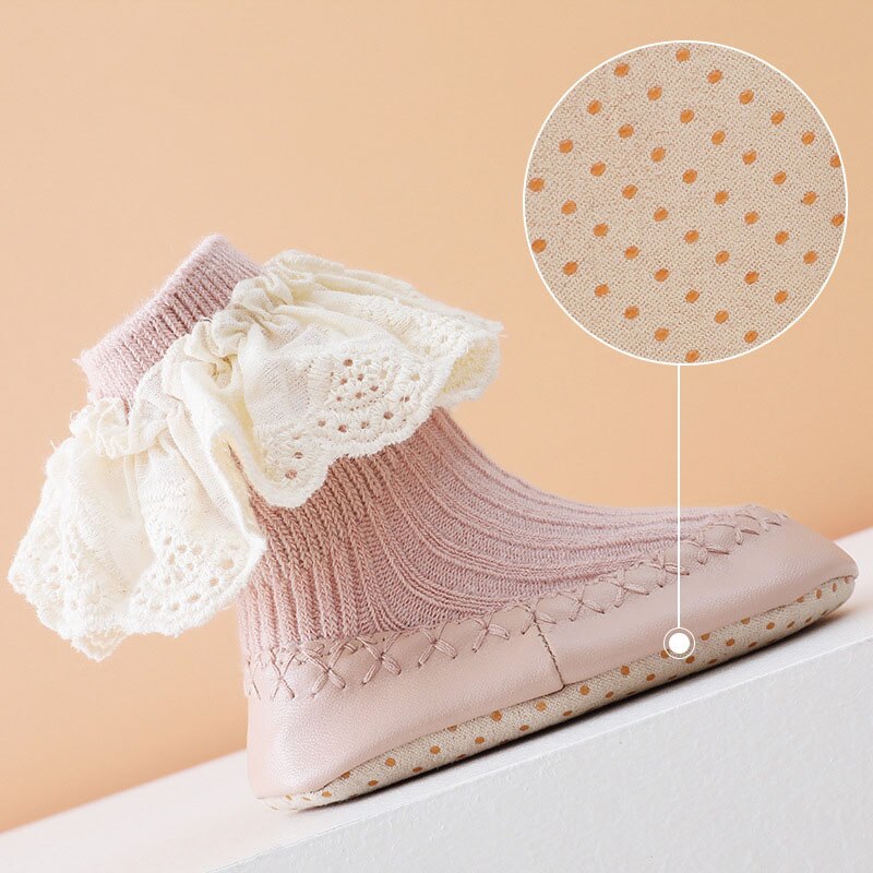 Calcetines con suela de cuero antideslizante para niña, zapatos y calcetines para bebé, medias de encaje para niña pequeña, de princesa, novedad, Otoño e Invierno