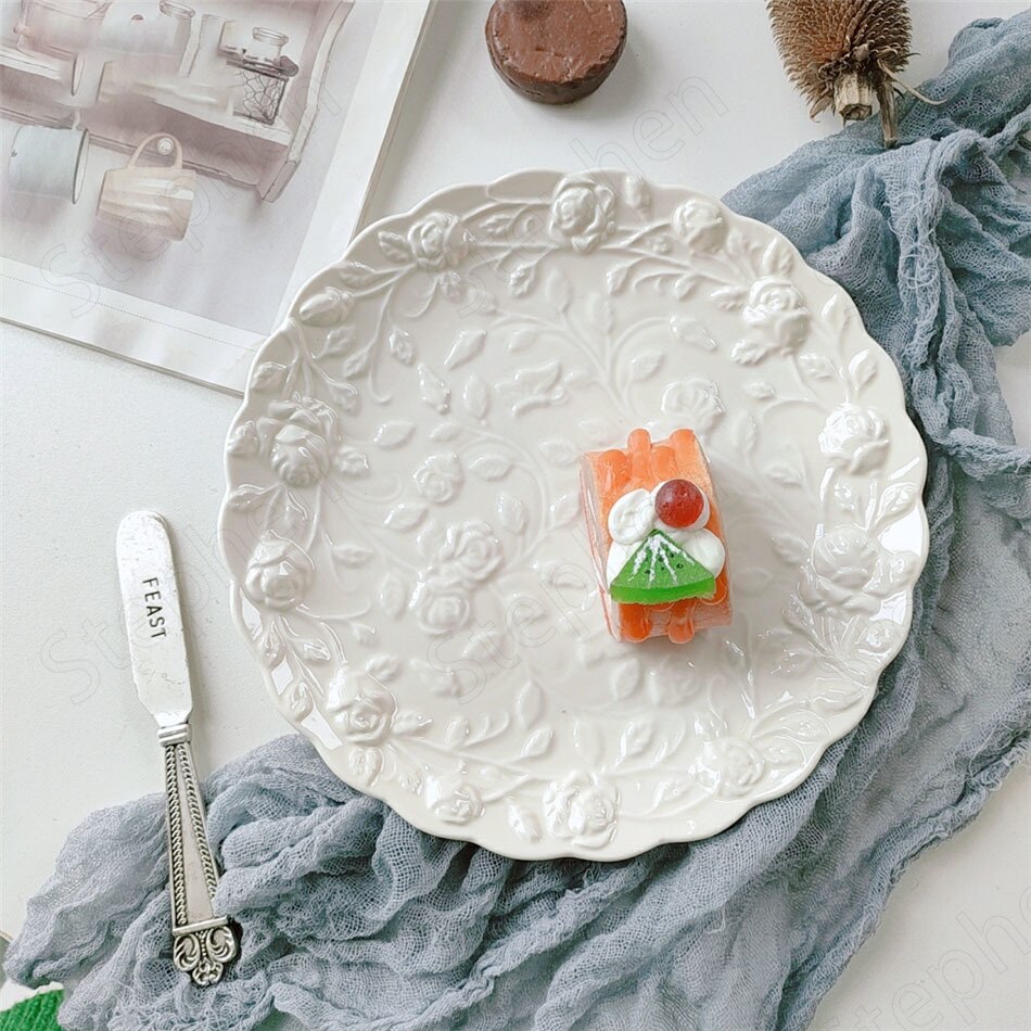 Plato de cerámica artesanal en relieve de rosa, platos decorativos de flores con borde ondulado europeo Vintage, platos de postre, platos de pastel, vajilla de té de la tarde