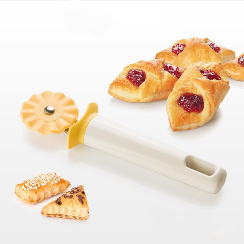 Plastic Pie Crust Cutter Pastry Crimper Pizza Cutter Pizzamesser Bakeware tools Pink Color