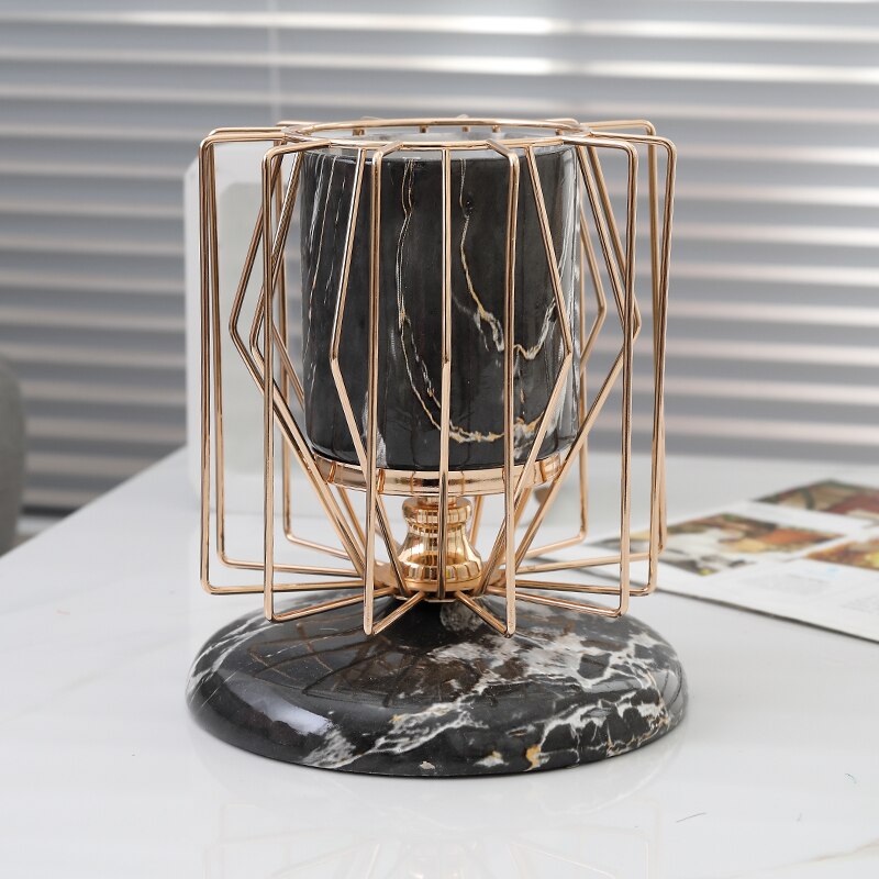 Nordisk marmor konsistens keramisk vas blommor blomsterarrangemang bägare porslin gyllene legering ram blommor kruka modern heminredning: En liten