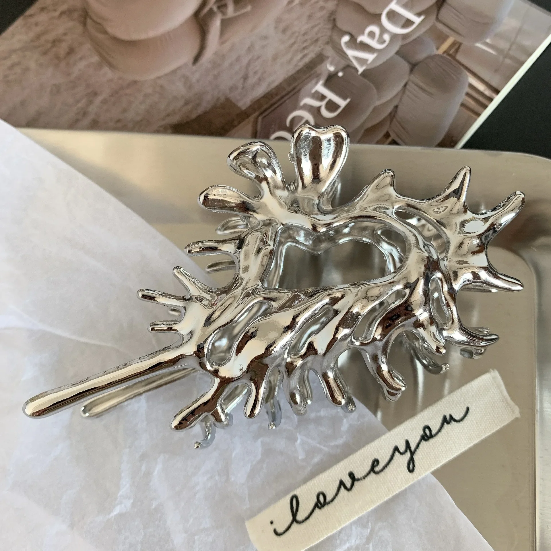 Creativity Unique Colorful Alien Metal Conch Hair Claws for Women Girl Y2K Hollow Headwear Shell Crab Hair Clip Hair Accessories: Pink