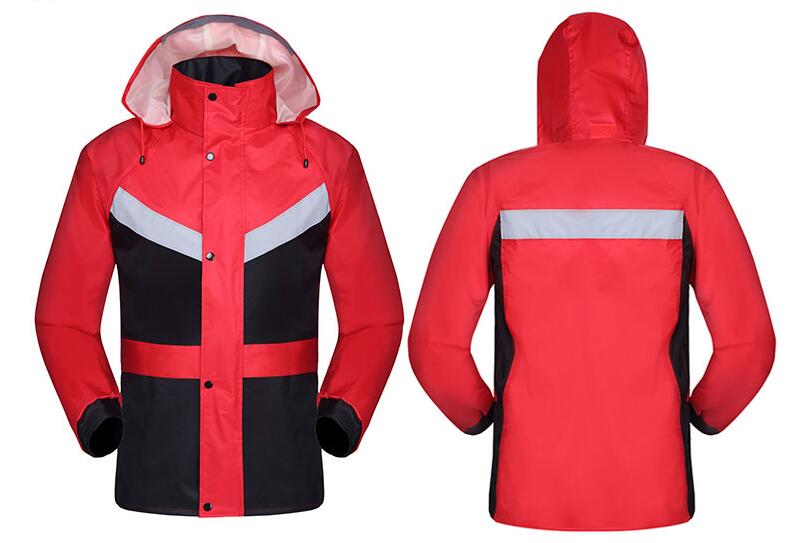 mannen rode regen dragen waterdichte jas met broek reflecterende regen pak