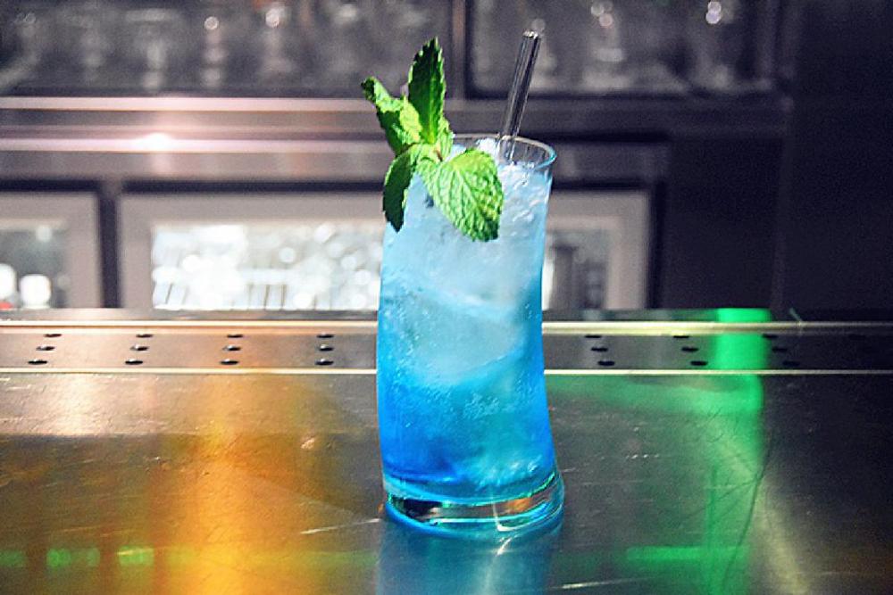 wine cup mixed sailing juice cup curved cup inclined glass cocktail glass crystal glass