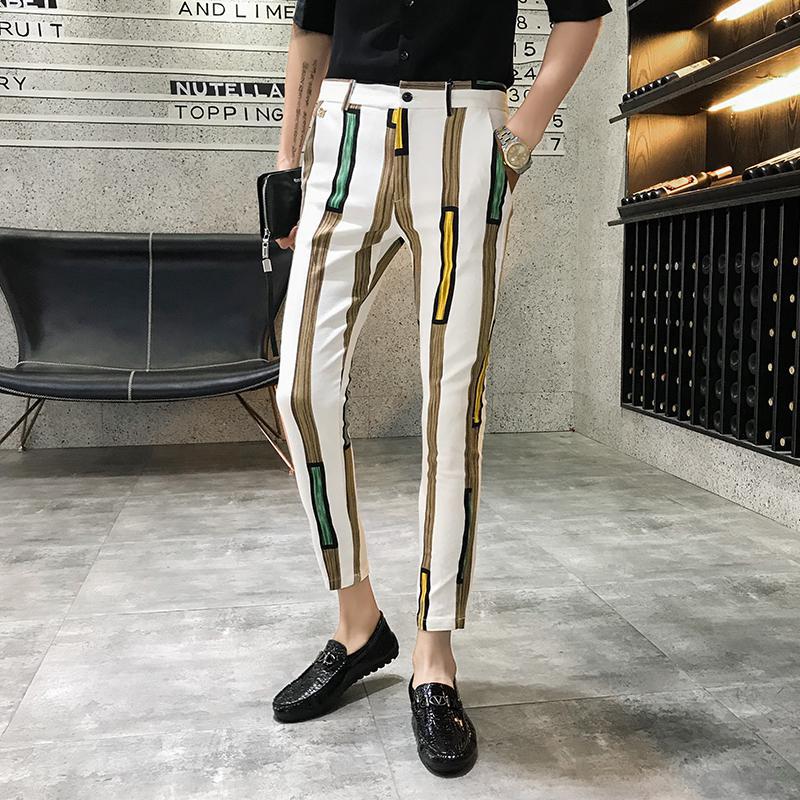 Costume d'affaires, pantalon à rayures, chanteur, personnalité, spectacle sur scène, coupe cintrée, Vintage, décontracté