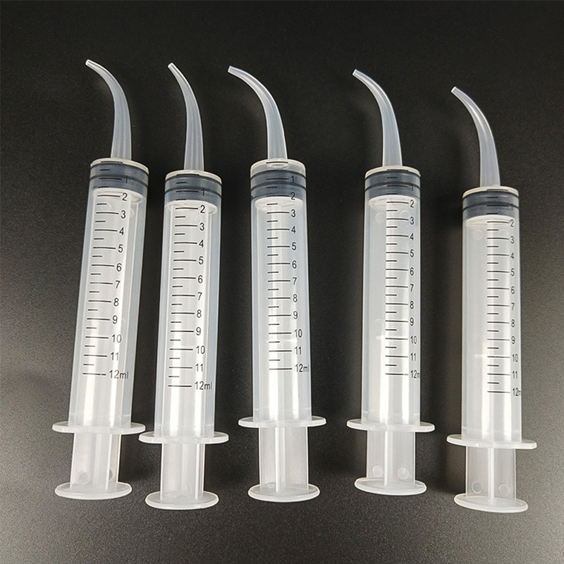 Oorspoelapparaat om de gehoorgang na een piercing te reinigen met absorberend water.