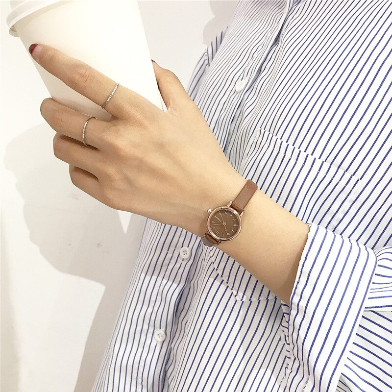 Eenvoudige kleine wijzerplaat vrouwen wit horloge ulzzang luxe quartz vrouwelijke klok retro horloges vintage lederen dames horloges