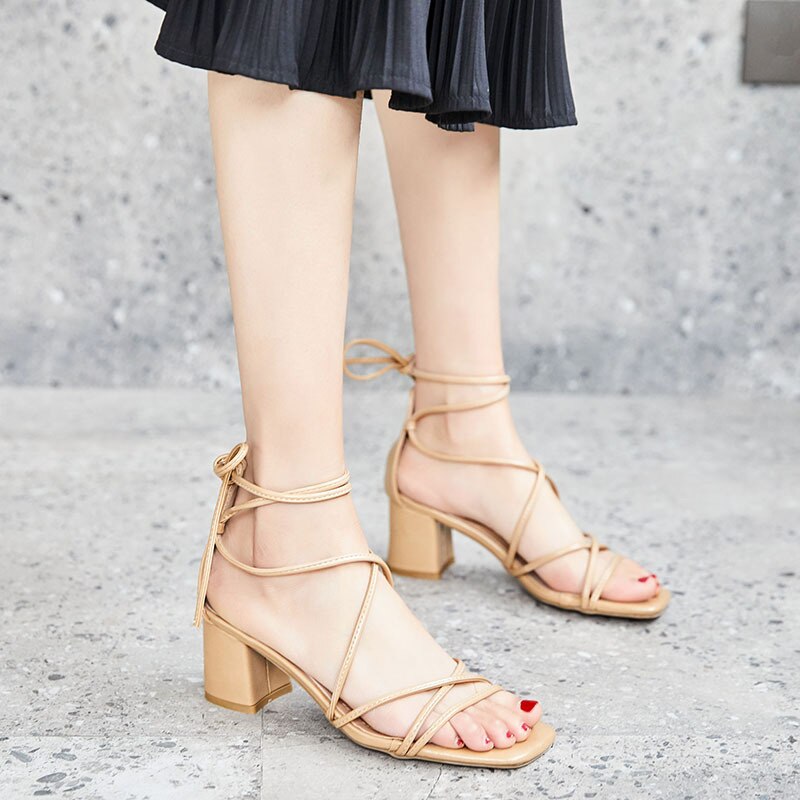Smalt bånd udskæring sandalen femme skønhed sommer kvinder sko snørebånd all-match pumps krydsbundne firkantede hæle gladiator sandaler kvinde