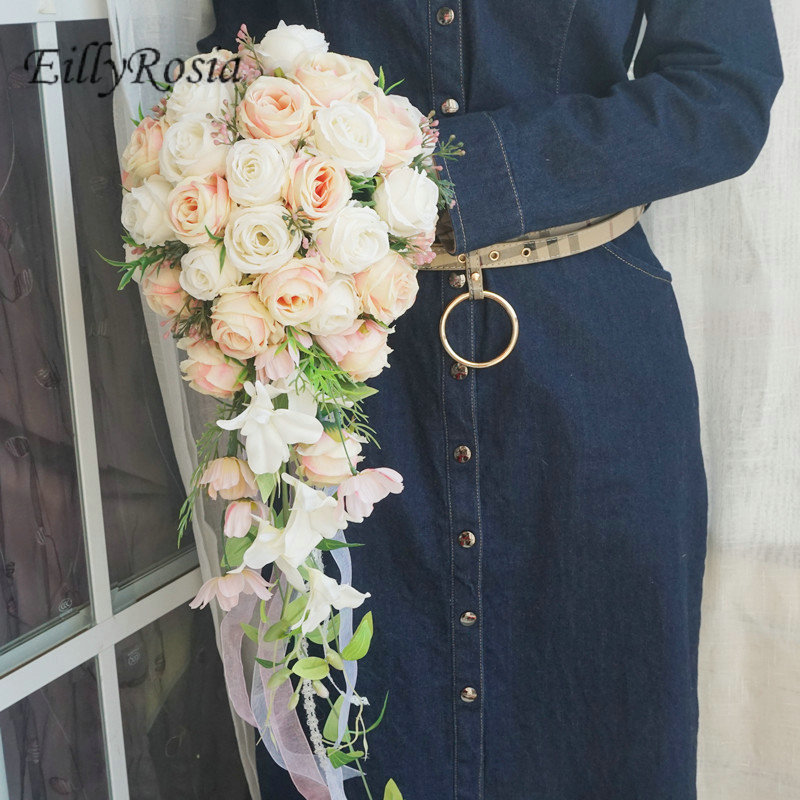 Foss bukett bryllup blomster fersken rosa korall hvit fleur rose blonder teardrop brude bryllup bukett til bruden mariee